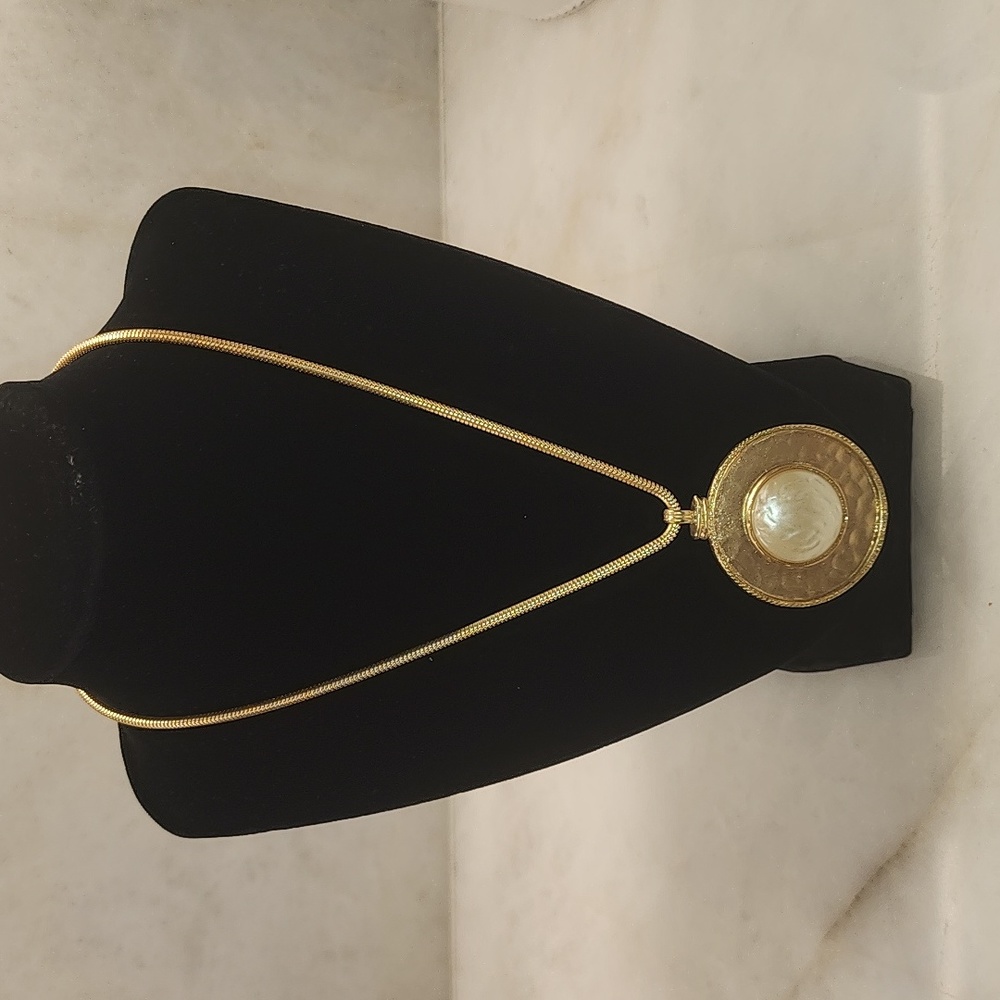 Gold pendant necklace